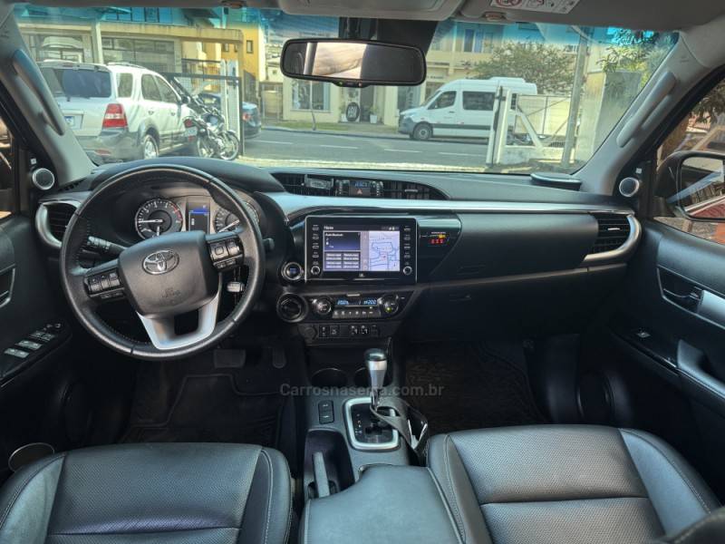 TOYOTA - HILUX - 2022/2022 - Vermelha - Sob Consulta
