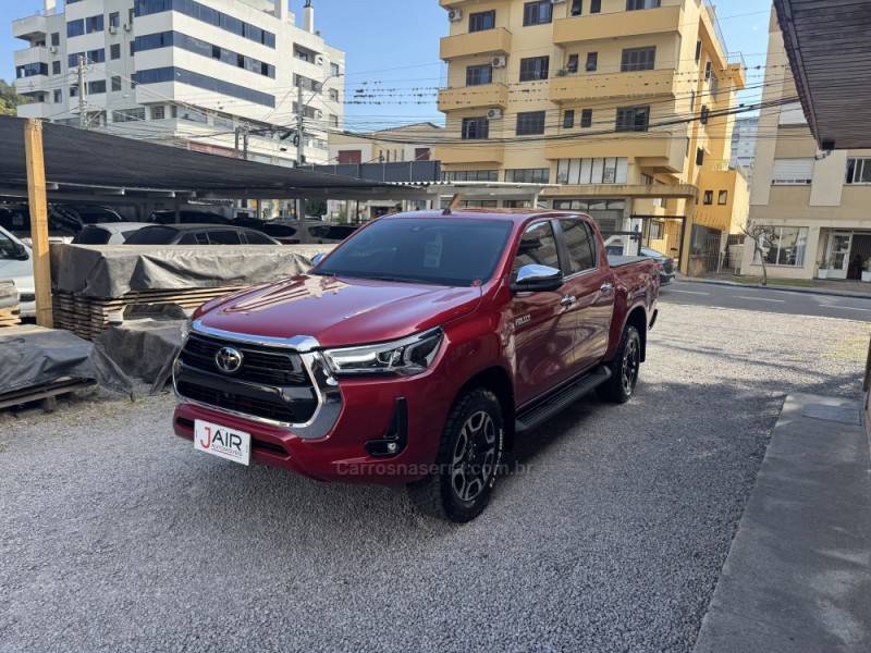 TOYOTA - HILUX - 2022/2022 - Vermelha - Sob Consulta
