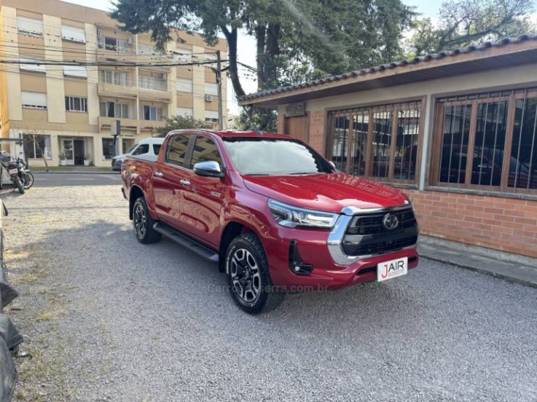 TOYOTA - HILUX - 2022/2022 - Vermelha - Sob Consulta