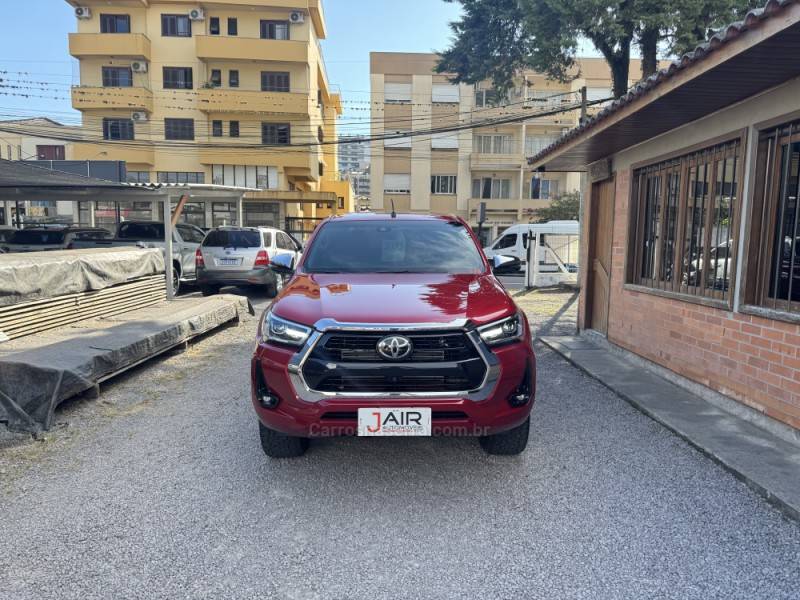 TOYOTA - HILUX - 2022/2022 - Vermelha - Sob Consulta